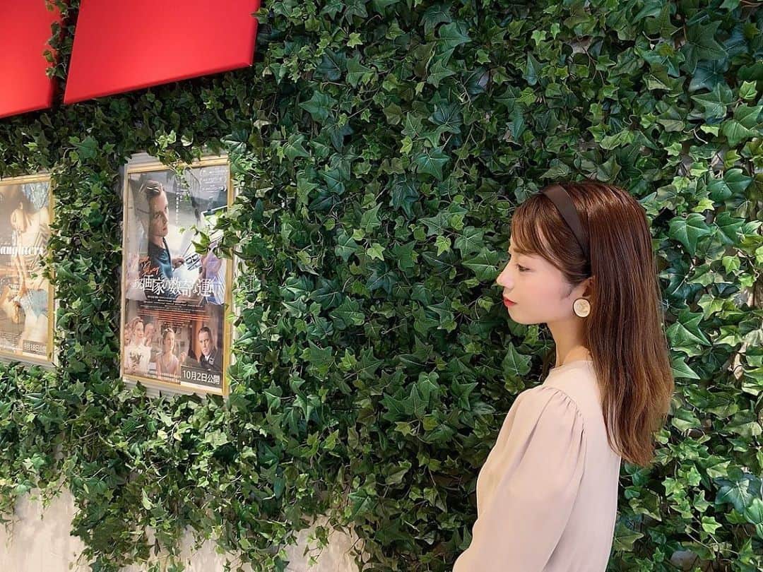 YUMIのインスタグラム：「. kino cinemaで映画を見たよ🎬💕 →（ @kinocinema_tenjin ）  福岡にこんなに可愛い映画館が あるなんて知らなかった💐✨  リクライニングシートでゆったりみれて、 なんだか特別な休日になった〜🥰  デートとかで行くの良さそう！👫  お昼はこの辺のお店でランチして🤤 映画見て、天神でお買い物したりお茶したり☕️  今回みたのは「幸せへのまわり道」  映画をみながら、大切な人のことを 改めて想えるそんなお話でした💕😌  心温まるお話にほっこり☺️ 心が浄化されたー！！  お気に入りの映画になったよ😘  子供ができたとき、 子供が大きくなったときにも見返したいな〜！！  同じビルに気になるハンバーガー屋さんも 見つけたから、またいきたい🤤💕  #kinocinema#cinema#japan #福岡グルメ#福岡ランチ#福岡デート #福岡#映画#福岡映画#幸せへのまわり道 #こゆびデート#カイタックスクエアガーデン」