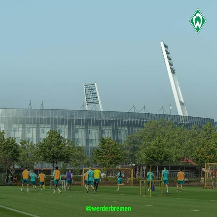 ヴェルダー・ブレーメンさんのインスタグラム写真 - (ヴェルダー・ブレーメンInstagram)「Tausche Trainingsplatz gegen Stadion! In 3️⃣ Tagen endlich wieder drüben kicken! 🤩 _______ #Werder #Bremen #svw #wohninvest #WESERSTADION #svwbsc #Bundesliga #nordphoto」9月17日 0時50分 - werderbremen