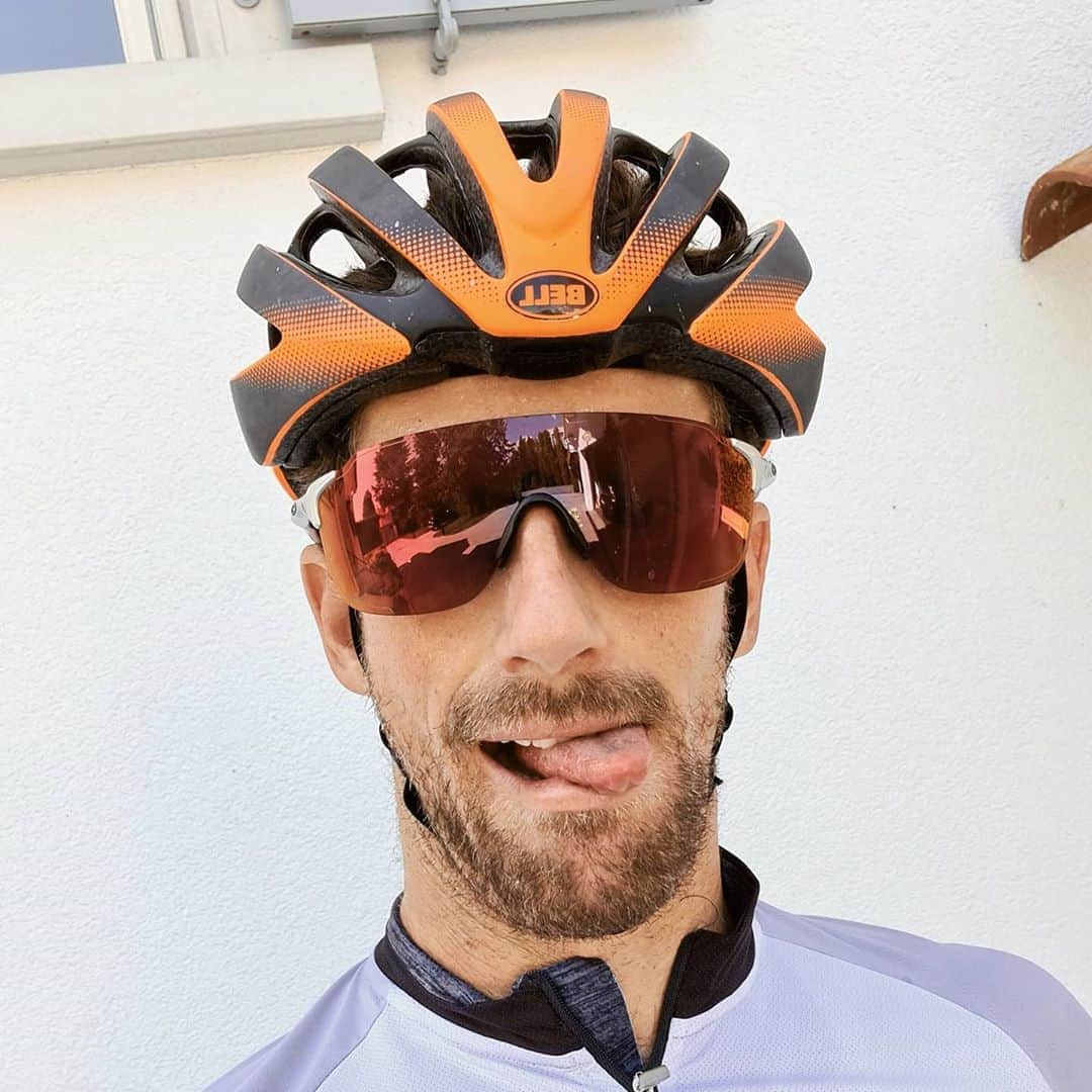 ロマン・グロージャンのインスタグラム：「No idea why @dansimsy and I can't keep it sensible on the bike 🤣 Legs aren't happy  #r8g #training #cycling」