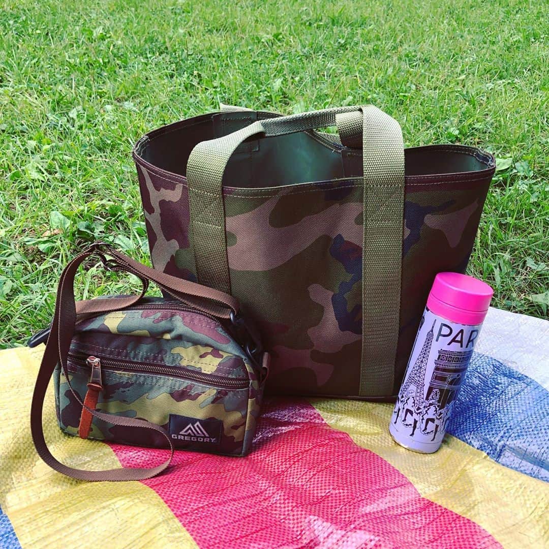 千秋さんのインスタグラム写真 - (千秋Instagram)「ママ友とピクニック。 自然に囲まれると気持ちいい。 広い公園だとsocial distanceが簡単。  軍服好きなので迷彩にもこだわりがあります。これはどちらも「好みの」迷彩🍃  #gregory #llbean #picnicinthepark #picnic」9月16日 19時28分 - chiaki77777