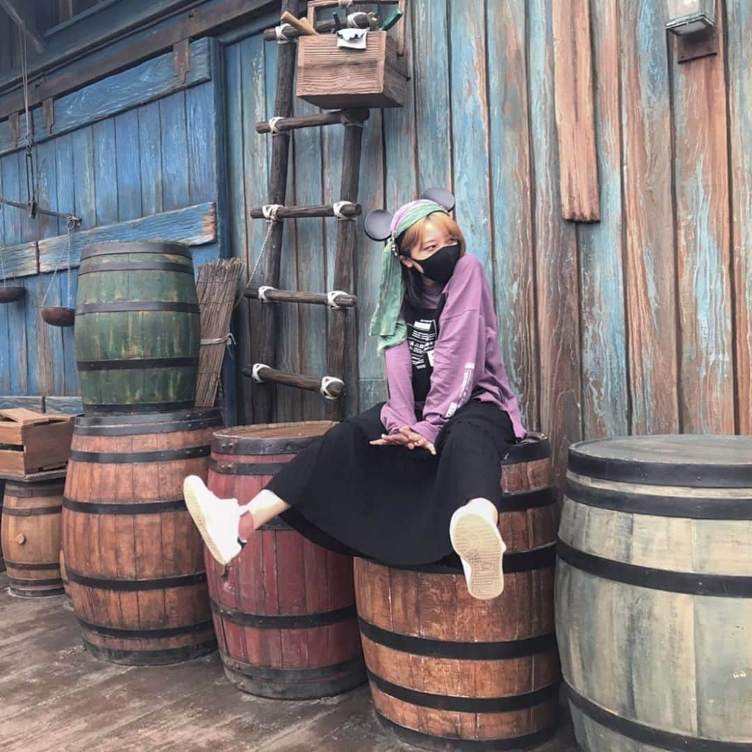 のインスタグラム：「, , やっと念願のディズニー行けました🐭 このハットお気に入り💜💚 , ランドは去年の年末に行ってたけど、 シーは本当に何年振り？なレベル🌊 , さらにタワテラは本気で最後 いつ乗ったか忘れたレベルで 乗ってなかったのだけど、 絶叫大好きなお友達と行ったので 乗りました。絶句。笑 , でもコロナ対策の徹底ぶりがすごくて 安心して楽しめました✨✨ , 写真もたくさん撮ったので ちょくちょく載せようかな🥳」