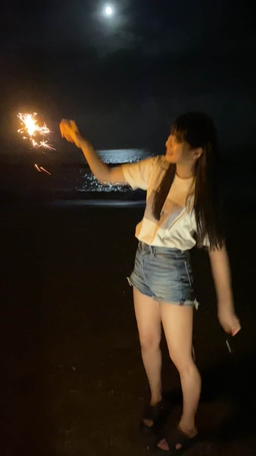 藤田いろはのインスタグラム：「花火。﻿ 夏が終わるの寂しいな🥺﻿ ﻿ ﻿ ‪#藤田いろは#グラビア#gravure #japanesegirl #レースクイーン#tokyo  #aziangirl  #ビジョビ #模特 #뷰티스타그램 #셀카  #cosplay #黒髪ロング#팔로우#소통해요#셀스타그램#モデル #model #그라비아 #모델 #日本的 #花火デート #彼女感 #手持ち花火 #夏の終わり #夜の海 #海 #夜景」