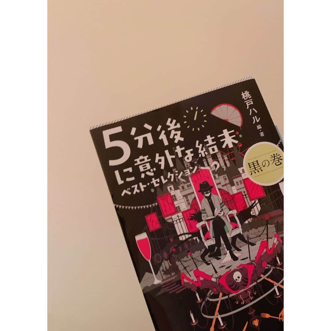 島村龍乃介さんのインスタグラム写真 - (島村龍乃介Instagram)「9月🍂🍁  読書の秋ということで、、、 今日は最近読んでる本を紹介〜📚  『5分後に意外な結末』 読み切りのショートショートで、小説あまり読まないな〜っていう僕でも読みやすい本。 （僕の場合、10分後に意外な結末😅）  しかも、結末が最後までわからないから、毎回どんな結末になるんだろうとドキドキしながら読み進めてます！  そして、本と一緒に自撮り🤳  、、、ここで100%！いや120%！！！ みんながツッコンだであろう言葉、、、 「なんで一番重要なタイトルが反射してんねん」 分かってます。ちゃんと聞こえてます。 でも、何回撮っても反射したんです。 これが僕のベストショットなんです笑 なのでこれに関しては許してください。  ちゃんと2枚目にタイトルがしっかり見えてる写真貼っておきます。🙇‍♂️  そして、いつも学校だったり、仕事だったり、家事だったり。 皆さんいつもお疲れ様です。 いまこの状況で大変なことたくさんあると思います。 でも、頑張った先には絶対に良いことがあると僕は信じてます。 なので皆さん体には気をつけて無理しない程度に頑張ってください！ 僕もまた皆さんに良い報告ができるよう頑張ります！！ 😁✌️  #秋 #島村龍乃介 #桃戸ハル さん #5分後に意外な結末」9月16日 19時26分 - shimamuraryunosuke