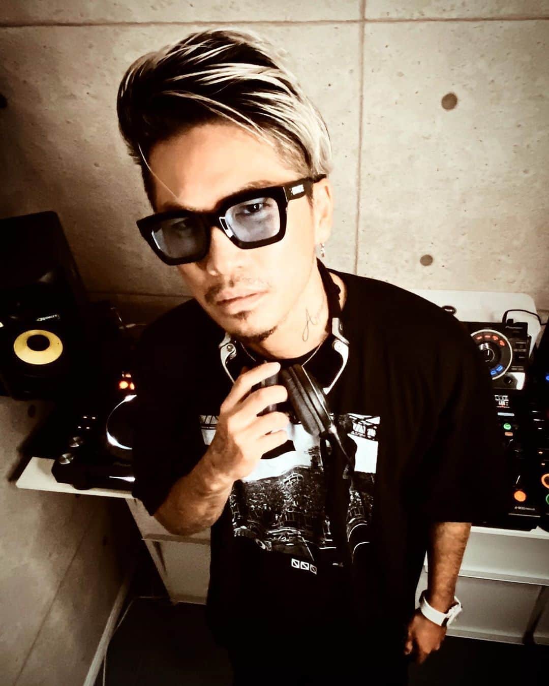 DJ ACEのインスタグラム：「🎧﻿ 明日、木曜21:30、LiveDreamerでライブ配信！﻿ @livedreamerperformance  ﻿ DJ streaming live on Live Dreamer at 21:30 JST tomorrow thursday!﻿ ﻿ #DJライブ﻿ #ACE1」