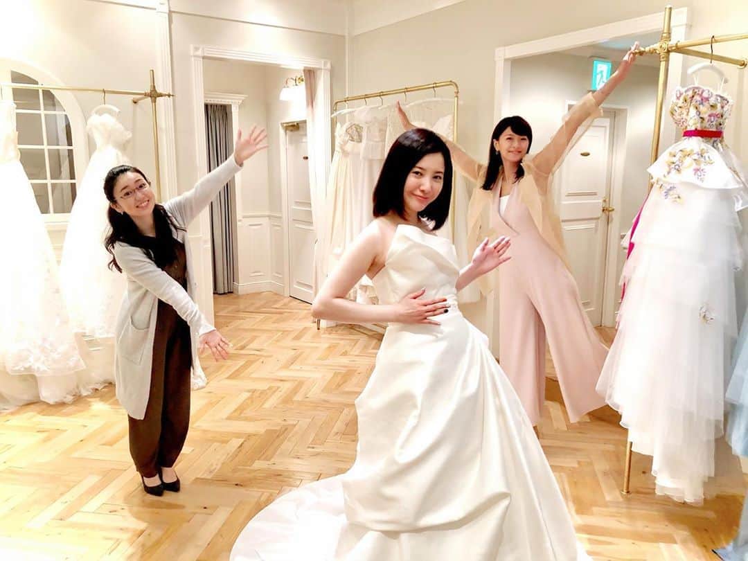 のインスタグラム：「本日２枚目〜。倫子のポーズがウェディングドレスとミスマッチすぎて逆に可愛いやつ〜。逆かわ〜。写真撮る時のポーズって意外と難しいじゃないですか？そう考えたら、この３人めちゃくちゃバリエーション豊かだと思いません？本当にいろんなポーズしてくれてる。まあこの３人が写ってくれるだけで＜映え＞なんですけどね。 #タラレバ #東京タラレバ娘 #タラレバ2020 #東村アキコ #ソーシャルディスタンス取りながらパシャリ #実はもう1枚アザーカットあります #その写真のポーズもなかなか逆かわです #今度載せるので楽しみにしていてください #どんなポーズだと思います #絶対当たらないと思いますので #みなさんの予想をニヤニヤしながら見させて頂きます #吉高由里子 #榮倉奈々 #大島優子 #坂口健太郎 #鈴木亮平 #田中圭 #平岡祐太 #石川恋 #松下洸平 #渡辺大知」