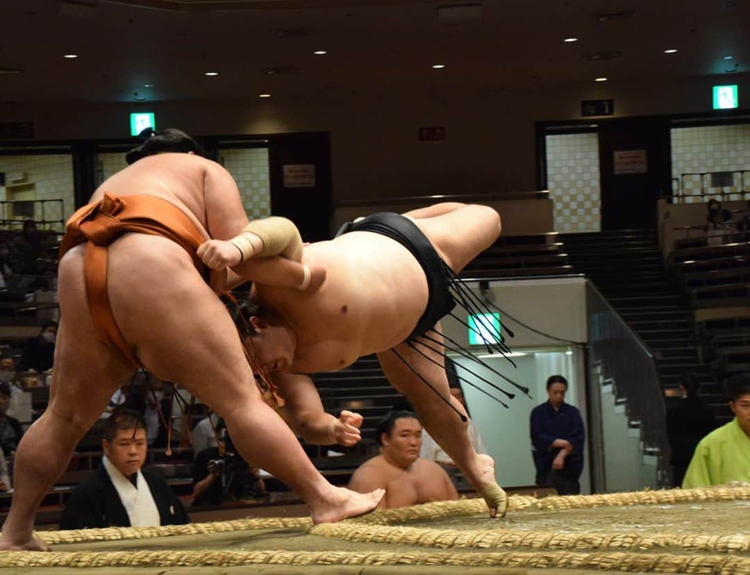 日本相撲協会さんのインスタグラム写真 - (日本相撲協会Instagram)「大相撲九月場所、4日目。 新入幕の翔猿が4連勝。混戦の予感漂う前半戦、明日もお見逃しなく！  @sumokyokai  #大相撲 #sumo #相撲 #力士 #お相撲さん #japanphoto #sumowrestlers #japanculture  #九月場所 #9月場所 #秋場所 #九月場所全力応援 #cooljapan」9月16日 19時32分 - sumokyokai