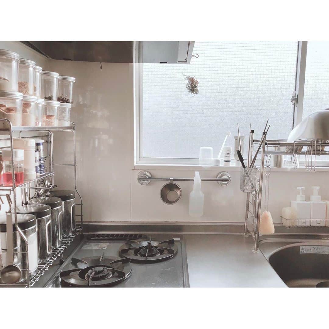 竹中友紀子のインスタグラム：「#おウチ時間  キッチン周りの配置を少しだけ変えてみました。 料理中にコンロ奥に手を伸ばしてとらないといけなかったキッチンツールを、何となくお茶セットが集まっているキッチン脇スペースに移動。 この配置でしばらく過ごしてみようと思います。」