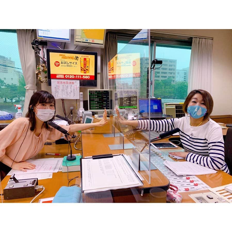 のインスタグラム：「* 城山スズメ、ありがとうございました☺️ あっという間の3時間でした。 今日も皆さんのおかげで とても楽しくて幸せな時間を過ごせました。 たくさんメッセージをいただき、 ありがとうございます♡  そして今日の放送でご紹介した 茶柱cafeさん( @sorayume0821 )の ハーブティー🌿 店主さんのお茶目な駄洒落も 是非覗いてみてください☺️ Andenkenさん( @andenken_baum )の お菓子も持って行きました^_^  みるくも聞いてくれていたみたいです(笑) へりに人間のように座るんですよね。  明後日は再びかごしま4に出演します。 よろしくお願いいたします☺️✨」
