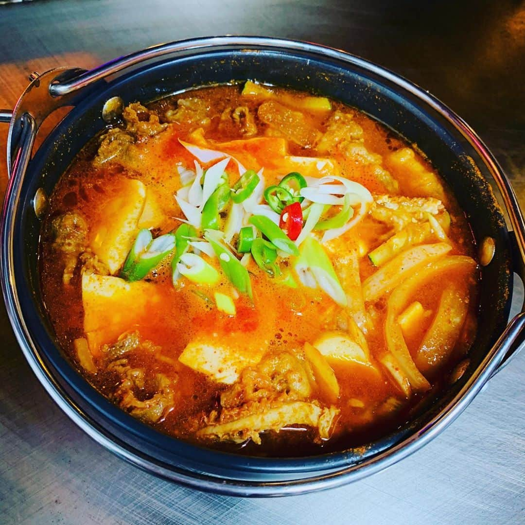 カン のインスタグラム：「-곱창전골- (각종 야채에 순두부 그리고 양에 곱창에 우삼겹까지👍)  --------------------  🍽 JEFF'S GRILL 🍺 정식 오픈🙌!! 품격있는 철판요리 착한가격에 드세요🙇‍♂️ (주당대환영) (한국어, English, 日本語 3개국어 가능 외국인 환영)  ⏱ Business Hours ⏱ •open.  __매일 pm05:00 •close. __평일 am03:00  __________주말 am05:00  🏡 Address 🏡 •경기도 성남시 중원구 성남동 1404  _센트럴푸르지오시티 상가 151호  _(호텔 셀린트 찾아오시면 빨라요!)  . . .  Insta - @jeffs_grill, @jeffchoi89,  @sung_yoon_91 Face book - @jeff's grill  #제프스그릴 #jeffsgrill #맛집 #성남맛집 #분당맛집 #모란 #수진 #모란맛집 #수진맛집 #모란역 #수진역  #모란술집 #수진술집 #철판 #철판요리 #테판야끼 #철판주점 #술집 #소주 #맥주 #생맥 #사케 #와인 #데일리 #맛스타그램 #맛 #맛집추천 #맛집스타그램 #맛집탐방 #착한가격」