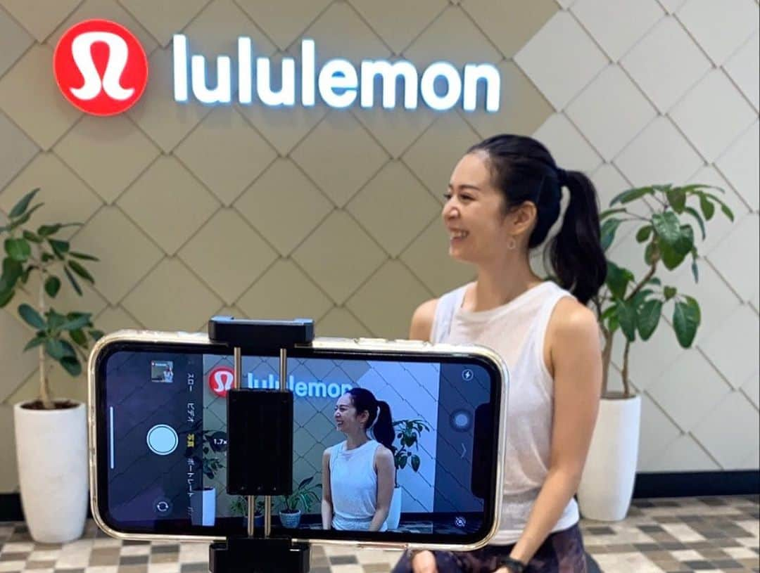 梅澤友里香さんのインスタグラム写真 - (梅澤友里香Instagram)「今日は朝イチ我がhome @lululemonjp 新宿ストアにてお仕事❤️ ・ 好きが仕事で 仕事が好き。 さらに大好きな人達と。 最高か🥺💕 ・ 朝からとても楽しかった💕 ・ #natrajasana 大好きなasanaの 一つなんですが、 昔の自分の写真に触発されて（笑） 久々にこの形の方のnatrajasana 。 （自分にしか分からないやつ？😂） ・ asanaもその時その時の納得する 気持ち良い方法がある。 久々の感じはとても気持ち良かった❤️ ・ 時間通りにお仕事終わり ストアオープン前にみんなとわちゃわちゃする時間も❤️ ・ 👨‍👩‍👧‍👦lululemon shinjuku family👨‍👩‍👧‍👦 @greyci_horita @daijiro.yamazaki @imtkrui ✨✨✨ 朝からとてもHappyな気持ち❤️ ・ lululemon来るとほんと元気になるよね。 新作のレギンスも可愛いでしょ❤️ lululemonは 新宿、六本木、原宿、銀座、川崎、御殿場アウトレット、 大阪、心斎橋 にあります❤️ ・ 是非行ってみてパワー貰ってね😍✨ ・ ・ #ルルレモン #一日一汗 #ルルレモン新宿 #lululemonambassador #新宿マルイ本館　 #オンラインヨガ  #インド占星術 #jyotish  #健康美 #インナービューティー #哲学 #占星術  #ヨガレッスン　  #vegan﻿  #ベジタリアン #organic ﻿ #yoga #yogainstructor #ヨガ #ヨガインストラクター #asana #美と健康 #beauty #health #yogalife  #naturalbeauty #model #fitnessmodel #yogini」9月16日 19時46分 - yurika_umezawa