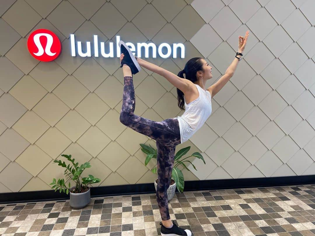 梅澤友里香さんのインスタグラム写真 - (梅澤友里香Instagram)「今日は朝イチ我がhome @lululemonjp 新宿ストアにてお仕事❤️ ・ 好きが仕事で 仕事が好き。 さらに大好きな人達と。 最高か🥺💕 ・ 朝からとても楽しかった💕 ・ #natrajasana 大好きなasanaの 一つなんですが、 昔の自分の写真に触発されて（笑） 久々にこの形の方のnatrajasana 。 （自分にしか分からないやつ？😂） ・ asanaもその時その時の納得する 気持ち良い方法がある。 久々の感じはとても気持ち良かった❤️ ・ 時間通りにお仕事終わり ストアオープン前にみんなとわちゃわちゃする時間も❤️ ・ 👨‍👩‍👧‍👦lululemon shinjuku family👨‍👩‍👧‍👦 @greyci_horita @daijiro.yamazaki @imtkrui ✨✨✨ 朝からとてもHappyな気持ち❤️ ・ lululemon来るとほんと元気になるよね。 新作のレギンスも可愛いでしょ❤️ lululemonは 新宿、六本木、原宿、銀座、川崎、御殿場アウトレット、 大阪、心斎橋 にあります❤️ ・ 是非行ってみてパワー貰ってね😍✨ ・ ・ #ルルレモン #一日一汗 #ルルレモン新宿 #lululemonambassador #新宿マルイ本館　 #オンラインヨガ  #インド占星術 #jyotish  #健康美 #インナービューティー #哲学 #占星術  #ヨガレッスン　  #vegan﻿  #ベジタリアン #organic ﻿ #yoga #yogainstructor #ヨガ #ヨガインストラクター #asana #美と健康 #beauty #health #yogalife  #naturalbeauty #model #fitnessmodel #yogini」9月16日 19時46分 - yurika_umezawa