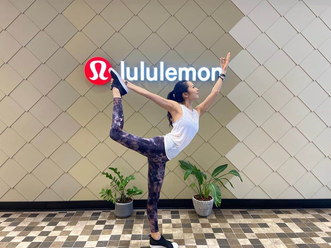 梅澤友里香さんのインスタグラム写真 - (梅澤友里香Instagram)「今日は朝イチ我がhome @lululemonjp 新宿ストアにてお仕事❤️ ・ 好きが仕事で 仕事が好き。 さらに大好きな人達と。 最高か🥺💕 ・ 朝からとても楽しかった💕 ・ #natrajasana 大好きなasanaの 一つなんですが、 昔の自分の写真に触発されて（笑） 久々にこの形の方のnatrajasana 。 （自分にしか分からないやつ？😂） ・ asanaもその時その時の納得する 気持ち良い方法がある。 久々の感じはとても気持ち良かった❤️ ・ 時間通りにお仕事終わり ストアオープン前にみんなとわちゃわちゃする時間も❤️ ・ 👨‍👩‍👧‍👦lululemon shinjuku family👨‍👩‍👧‍👦 @greyci_horita @daijiro.yamazaki @imtkrui ✨✨✨ 朝からとてもHappyな気持ち❤️ ・ lululemon来るとほんと元気になるよね。 新作のレギンスも可愛いでしょ❤️ lululemonは 新宿、六本木、原宿、銀座、川崎、御殿場アウトレット、 大阪、心斎橋 にあります❤️ ・ 是非行ってみてパワー貰ってね😍✨ ・ ・ #ルルレモン #一日一汗 #ルルレモン新宿 #lululemonambassador #新宿マルイ本館　 #オンラインヨガ  #インド占星術 #jyotish  #健康美 #インナービューティー #哲学 #占星術  #ヨガレッスン　  #vegan﻿  #ベジタリアン #organic ﻿ #yoga #yogainstructor #ヨガ #ヨガインストラクター #asana #美と健康 #beauty #health #yogalife  #naturalbeauty #model #fitnessmodel #yogini」9月16日 19時46分 - yurika_umezawa