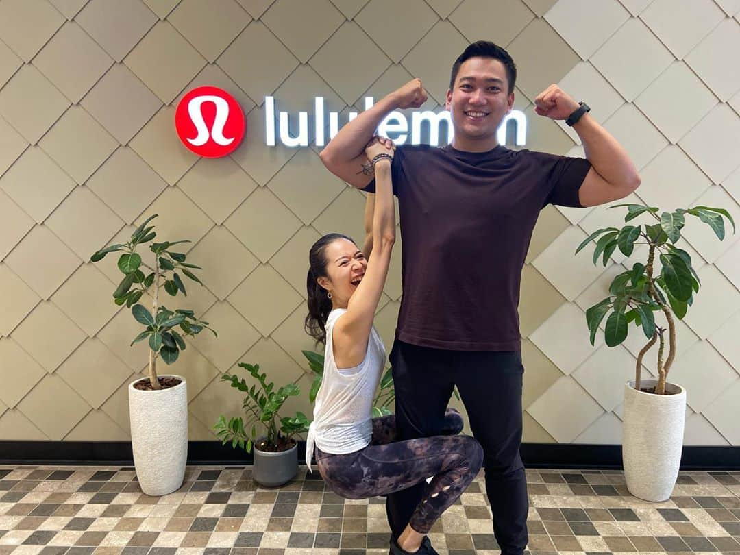 梅澤友里香さんのインスタグラム写真 - (梅澤友里香Instagram)「今日は朝イチ我がhome @lululemonjp 新宿ストアにてお仕事❤️ ・ 好きが仕事で 仕事が好き。 さらに大好きな人達と。 最高か🥺💕 ・ 朝からとても楽しかった💕 ・ #natrajasana 大好きなasanaの 一つなんですが、 昔の自分の写真に触発されて（笑） 久々にこの形の方のnatrajasana 。 （自分にしか分からないやつ？😂） ・ asanaもその時その時の納得する 気持ち良い方法がある。 久々の感じはとても気持ち良かった❤️ ・ 時間通りにお仕事終わり ストアオープン前にみんなとわちゃわちゃする時間も❤️ ・ 👨‍👩‍👧‍👦lululemon shinjuku family👨‍👩‍👧‍👦 @greyci_horita @daijiro.yamazaki @imtkrui ✨✨✨ 朝からとてもHappyな気持ち❤️ ・ lululemon来るとほんと元気になるよね。 新作のレギンスも可愛いでしょ❤️ lululemonは 新宿、六本木、原宿、銀座、川崎、御殿場アウトレット、 大阪、心斎橋 にあります❤️ ・ 是非行ってみてパワー貰ってね😍✨ ・ ・ #ルルレモン #一日一汗 #ルルレモン新宿 #lululemonambassador #新宿マルイ本館　 #オンラインヨガ  #インド占星術 #jyotish  #健康美 #インナービューティー #哲学 #占星術  #ヨガレッスン　  #vegan﻿  #ベジタリアン #organic ﻿ #yoga #yogainstructor #ヨガ #ヨガインストラクター #asana #美と健康 #beauty #health #yogalife  #naturalbeauty #model #fitnessmodel #yogini」9月16日 19時46分 - yurika_umezawa