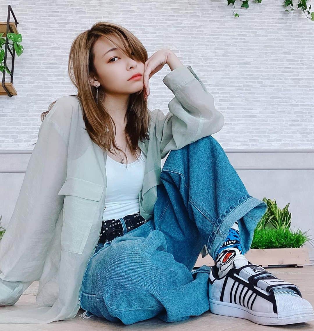 のインスタグラム：「今日は適当LOOK  オフでルーズな感じに。 それにシースルーのブラウスを 着ることによってしっかり感を 出してます。  てかここ1週間まーじーで 忙しくてまーじーでヤバかったw あと今週1週間頑張れば 少しは開放されるー(T꒳​T )  皆んなそれぞれ大変だけど 頑張ろーぜ꜀(.௰. ꜆)꜄  #ootd  #fashion #streetfashion   #あー眠い笑 #あ #いつも眠いか  #てか前髪おかしかった #帽子被ってると気付かんよね #まーいっか #そーゆー日もあーるー (´꒳​` )」