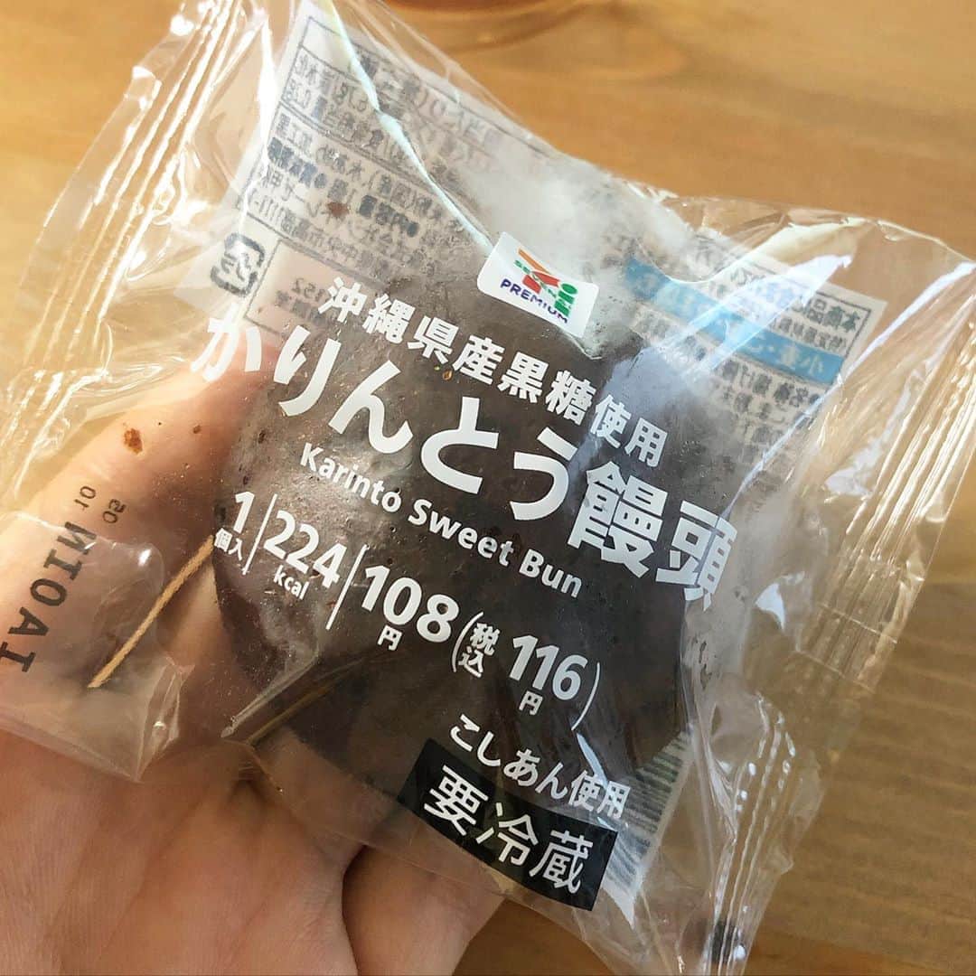馬渕史香のインスタグラム：「うわさのこれ食べてみた！ セブンイレブンのかりんとう饅頭  ひと口目が想像以上に硬い😳 「カリカリの食感で〜」みたいなのをよく見てたから、チーズケーキの下のタルトぐらいの感覚でおったんやけど、ちがった  ザクザク、いや、ザックザク いや違うな、ガリッガリ 名前の通り、全体がかりんとうな感じ  けどね、美味しかった これは見つけたらまた食べたくなるなぁ さすがシャトレーゼ🍨  #かりんとう饅頭 #こしあん #セブンスイーツアンバサダー #セブンイレブン #コンビニスイーツ #和菓子」