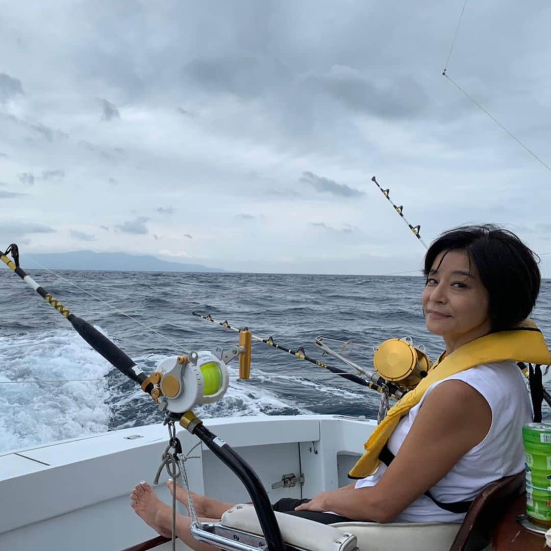 高嶋ちさ子さんのインスタグラム写真 - (高嶋ちさ子Instagram)「朝6：30出航でカジキ釣りへ🎣 あまりの私の船酔いぶりに、船のクルーもテレビのクルーも焦ってた。顔が土色どこじゃ無かったらしい… さて何が釣れたかは、今後のYouTubeをお楽しみに。」9月16日 19時42分 - chisakotakashima