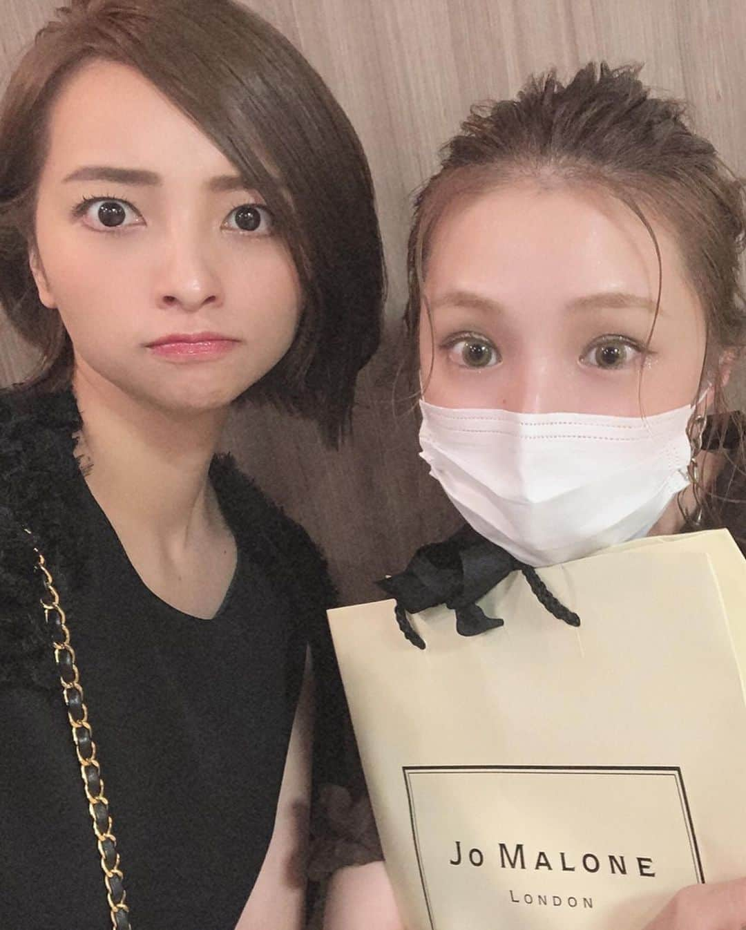 水崎綾女さんのインスタグラム写真 - (水崎綾女Instagram)「ショートボブらくちん〜💛 9:1にしてもらったら大人っぽくなった☺️☺️☺️ 大好きなめぐたんとぱちり。 * * #meg_arrange  #hair #ショートボブ #ヘアスタイル #ヘアカラー #渋谷 #美容院 #💇‍♀️」9月16日 19時43分 - misakiayame