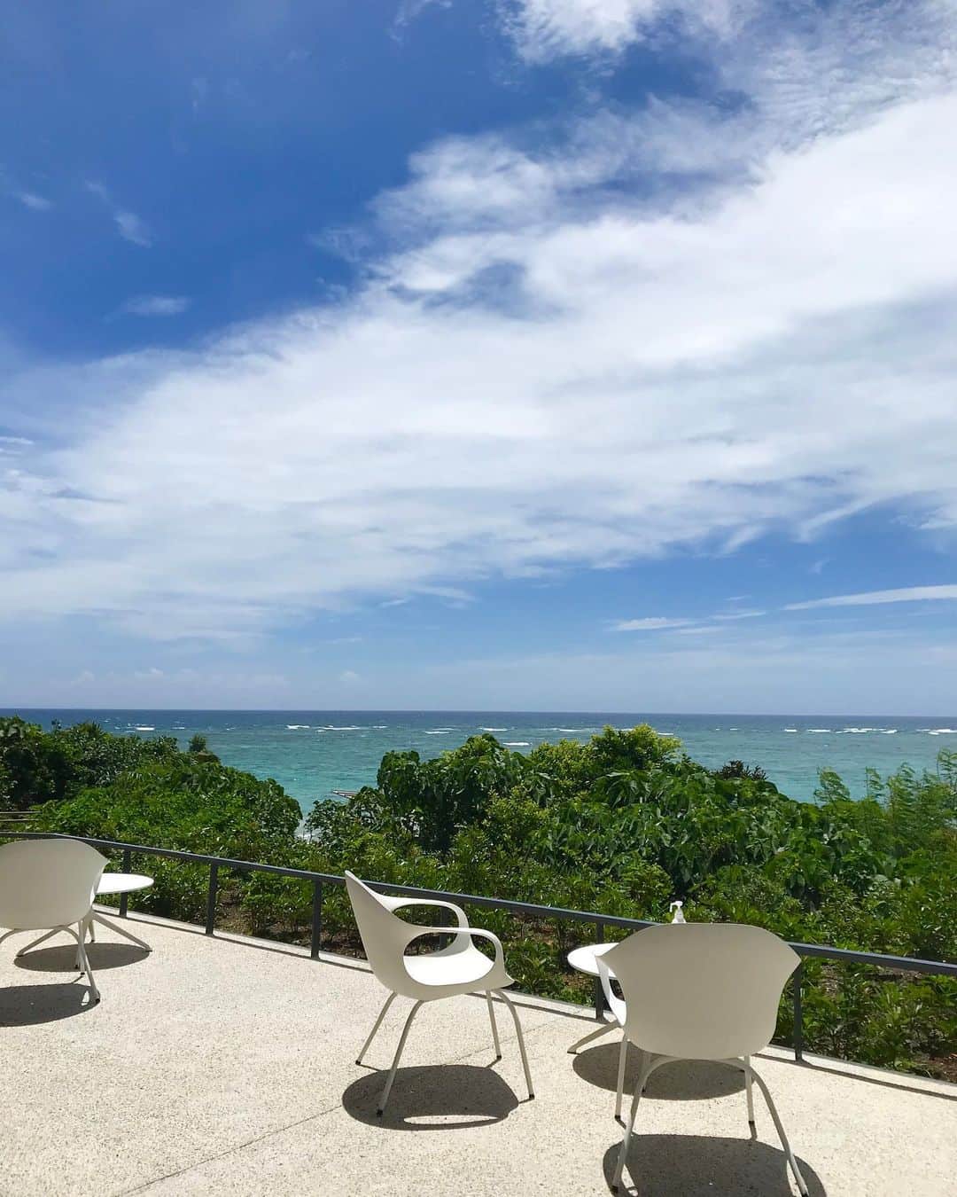 Kayoさんのインスタグラム写真 - (KayoInstagram)「素敵な海辺時間🌴 木かげをぬける風がほんと気持ちいい♡ 沖縄本島初上陸の星野リゾートに併設のカフェ 居心地のよさパないっす♡」9月16日 19時54分 - kayosaaku