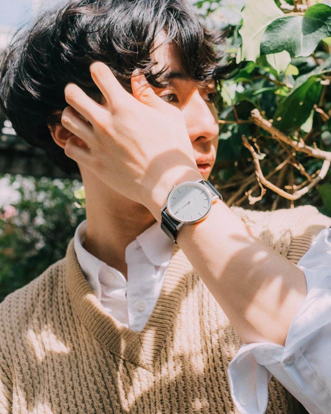 haru wagnusのインスタグラム：「Patagona Hazy with new magnet strap  ㅤㅤㅤㅤㅤㅤㅤㅤㅤㅤㅤㅤ ㅤㅤㅤㅤㅤㅤㅤㅤㅤㅤㅤㅤㅤ @4silentbirds で新作ウォッチが発売されました。ケースも盤面もシルバーブラッシュ仕様でクールなデザインにしました。あと、これマグネットの新作ミラネーゼストラップを採用してて長さ調整がハイパー楽ちんです。しかもシルバーとブラックの2本セットです。よかったら見てね〜☺︎ ㅤㅤㅤㅤㅤㅤㅤㅤㅤㅤㅤㅤㅤ 【プレゼントキャンペーンします🎁】 ㅤㅤㅤㅤㅤㅤㅤㅤㅤㅤㅤㅤㅤ ぼくのアカウントと @4silentbirds のフォロー。 そしてこの投稿にコメント。 すると、なんと販売分とは異なる 限定で未発売となる超レアな ホワイトシャイニー盤面のPATAGONA HAZYを 1名の方に抽選でプレゼントします。 同じく、キャンペーンを今してて、下記アカウントの アンバサダーの投稿も見てね。 9/21マデで、23発表！ #4sb_ambassador  #4sb_プレゼントキャンペーン ㅤㅤㅤㅤㅤㅤㅤㅤㅤㅤㅤㅤㅤ 撮影頑張りました。久しぶりにメンズ撮影しました✨藤堂くん、モデルありがとう〜 model : @_kuk._  ㅤㅤㅤㅤㅤㅤㅤㅤㅤㅤㅤㅤㅤ 📷FUJIFILM X-PRO3 & GR3 ㅤㅤㅤㅤㅤㅤㅤㅤㅤㅤㅤㅤㅤ #4silentbirds_watches」