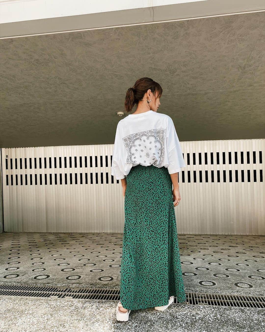 三方美穂さんのインスタグラム写真 - (三方美穂Instagram)「Tシャツ×スカートが なんだかんだと楽ちん🤍 @amail_official  #ロングスカート #レオパード #ｔシャツ  #ロゴt」9月16日 19時47分 - mihomikata