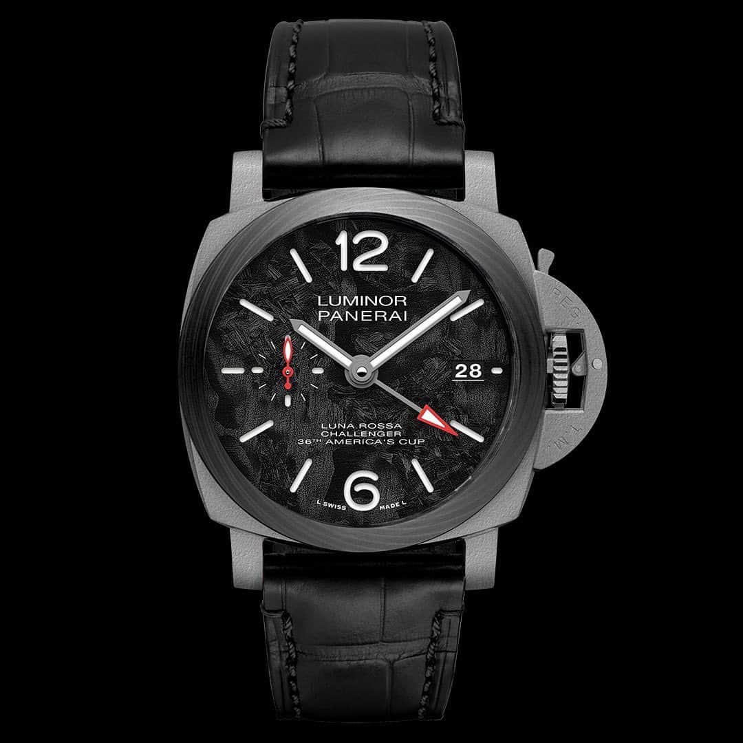 のインスタグラム：「𝗜𝗧𝗔𝗟𝗜𝗔𝗡 𝗘𝗫𝗖𝗘𝗟𝗟𝗘𝗡𝗖𝗘.  Introducing the new Luminor Luna Rossa GMT 42mm, the next chapter of the collaboration with Luna Rossa Team @lunarossachallenge .  The dial is made of Scafotech™️, an innovative and sustainable composite made from carbon fiber residue collected from the hull and hydrofoils of the Italian team’s AC75 yacht.  #Panerai #沛纳海 #watchesandwonders  #钟表与奇迹 #PaneraiWW20 #Submersible #Luminor #PaneraiLuminor  #PaneraiLunaRossa」
