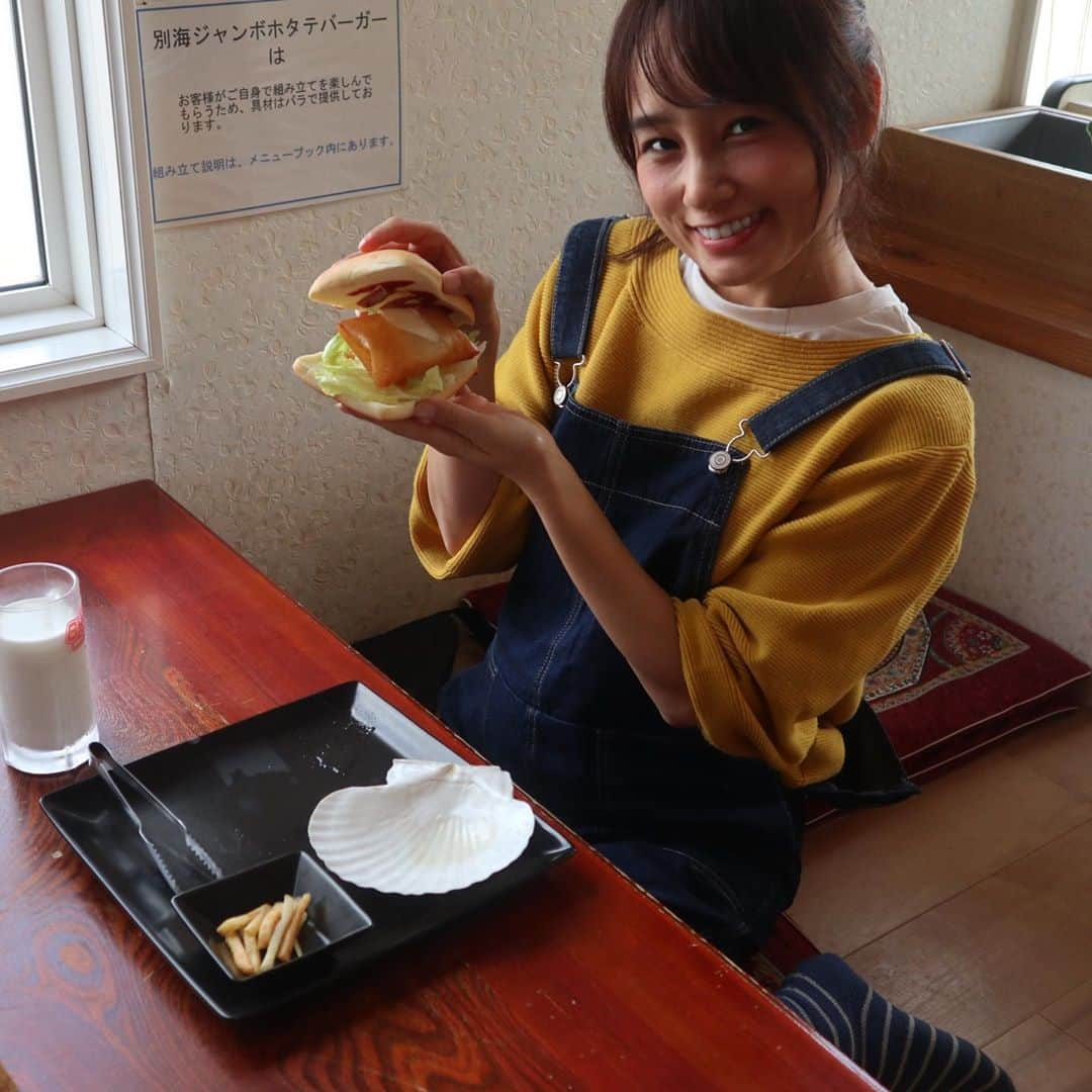 野村日香理さんのインスタグラム写真 - (野村日香理Instagram)「朝からバタバタで夜になっちゃったけれど💦 本日のお昼ごはんー♡別海ジャンボホタテバーガーと別海町のジャンボ牛乳のセット🥛🐄 自分で挟んで食べるスタイルだったよ✨パリパリの春巻きの中に帆立がごろっと入ってました🥰♪  #ハンバーガー#ご当地グルメ#日本一#北海道#道東#根室#別海#中標津#標津#羅臼#北海道グルメ#道東グルメ#最東端」9月16日 19時52分 - nomura.hikari