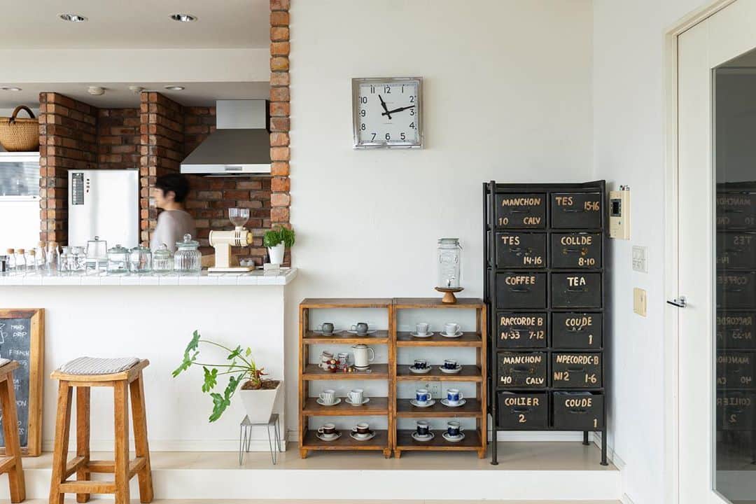 cafe_no_maのインスタグラム：「Old and new come together in the same space . 〈新しいものを８割、味のある古いものを２割〉 . 新しいものは、白を基調とした清潔でつるんとしたものや、ステンレスのようなシルバーで光沢のある素材感を。味のある古いものは、人の手を伝って大事にされてきた、古い家具やビンテージ品、経年変化した味わいのある素材をイメージしています。 . 「新しさと古さという2つの質感のバランスを大切にし、完璧なものを少し崩すことでうまれる抜け感をいつも心にとめています。（抜粋『最高の暮らしを楽しむ住まいのレシピ』）」 . 写真の壁掛け時計など @cafenoma.style では普段使いしているお気に入りの物をご紹介しています。」