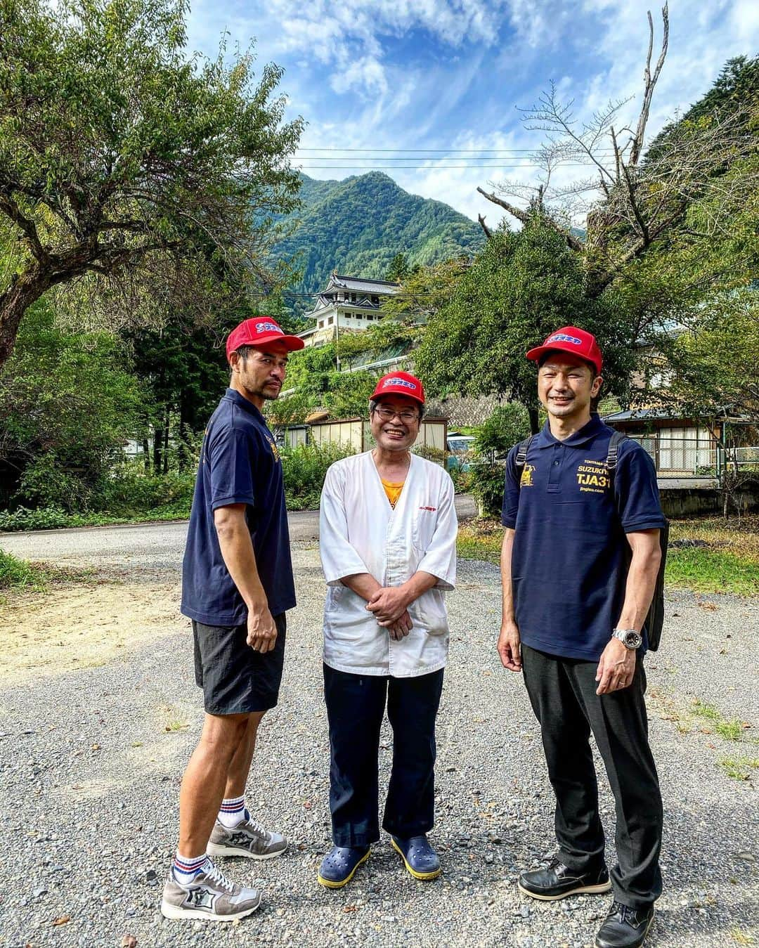 ニッチロー'さんのインスタグラム写真 - (ニッチロー'Instagram)「一斗缶焼肉を体験した後は  飯田焼肉の定番の鉄板焼肉！  肉はスズキヤさんのお肉！  鹿、猪、鴨、豚、サガリ、黒モツなど鈴木社長自ら焼いて頂きました🥩  遠山郷では油揚げを焼肉と一緒に焼くという文化があり新たなる発見！  肉の美味しい油が染み込んだ油揚げに肉を包んで食べるというこの至高の食べ方に脱帽！  ビールケースの新たな活用も発見！  飯田焼肉の歴史と可能性を学べた焼肉になりました  スズキヤさんご馳走様でした！  #肉のスズキヤ #スズキヤ #スズキヤニッチロー ' #ニッチロー ' #ニックロー #ニッチ飯 #飯田焼肉大使 #焼肉 #外焼肉 #ジビエ焼肉 #飯田焼肉 #日本一の焼肉の街  #飯田市 #遠山郷  #南信濃 #酒は喜久水  #yakiniku #yakinikucity #iidacity」9月16日 20時03分 - nicchiro5.1