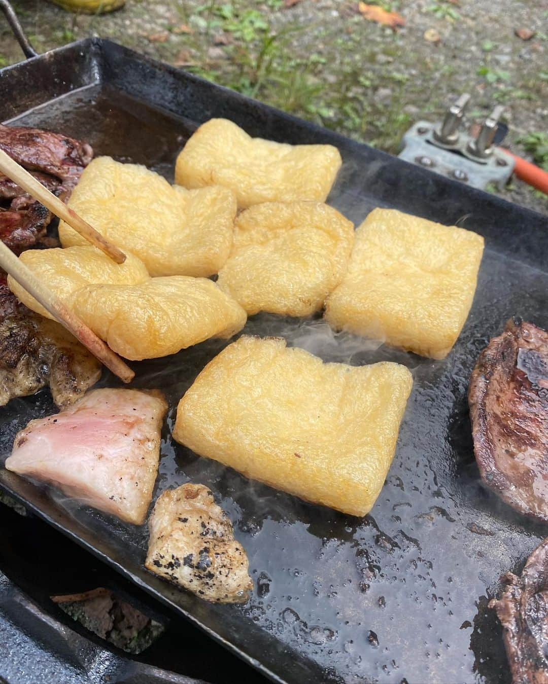 ニッチロー'さんのインスタグラム写真 - (ニッチロー'Instagram)「一斗缶焼肉を体験した後は  飯田焼肉の定番の鉄板焼肉！  肉はスズキヤさんのお肉！  鹿、猪、鴨、豚、サガリ、黒モツなど鈴木社長自ら焼いて頂きました🥩  遠山郷では油揚げを焼肉と一緒に焼くという文化があり新たなる発見！  肉の美味しい油が染み込んだ油揚げに肉を包んで食べるというこの至高の食べ方に脱帽！  ビールケースの新たな活用も発見！  飯田焼肉の歴史と可能性を学べた焼肉になりました  スズキヤさんご馳走様でした！  #肉のスズキヤ #スズキヤ #スズキヤニッチロー ' #ニッチロー ' #ニックロー #ニッチ飯 #飯田焼肉大使 #焼肉 #外焼肉 #ジビエ焼肉 #飯田焼肉 #日本一の焼肉の街  #飯田市 #遠山郷  #南信濃 #酒は喜久水  #yakiniku #yakinikucity #iidacity」9月16日 20時03分 - nicchiro5.1