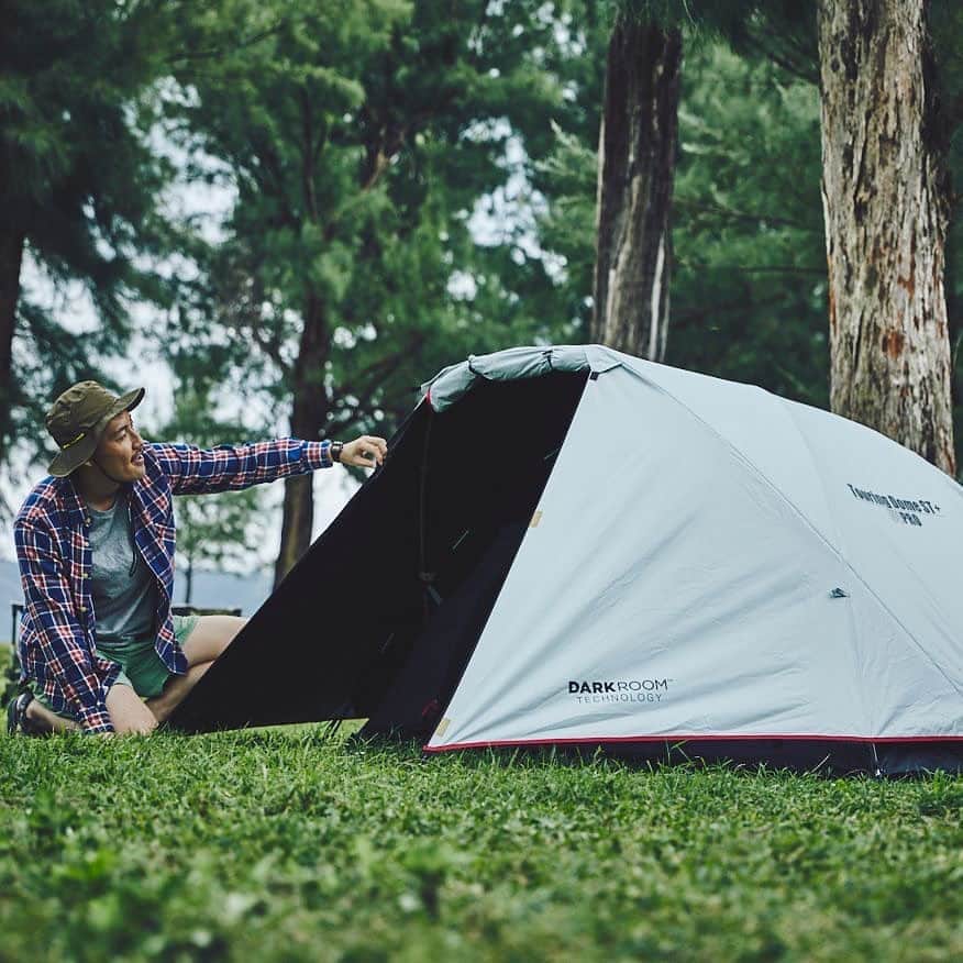 Coleman Japanのインスタグラム：「＼ソロキャンプもダークルームで快眠！／  秋からソロキャンプをはじめる方にもおすすめのテント「ツーリングドーム/ＳＴ＋」をご紹介。 ・ 「ダークルーム™テクノロジー」搭載で、日光を90%以上ブロックし、テント内の温度上昇を軽減。1〜2人用サイズでゆったりと快適に過ごせます。これでソロキャンプも朝までぐっすり快眠👍 ・ ・ ・ #灯そうColeman #灯そうコールマン #灯そう #Coleman #コールマン #Camp #キャンプ #Outdoor #アウトドア #Tent #テント #コールマンテント #ツーリングドーム #ソロキャンプ #ソロキャン #Darkroomtechnology #ダークルームテクノロジー」