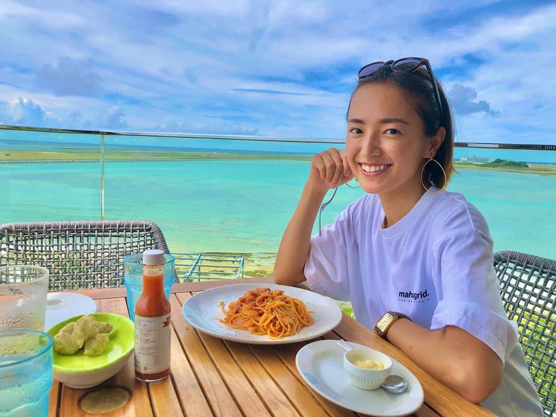 夏美のインスタグラム：「那覇空港近くのめっちゃ好きなレストラン🍽  @posillipo_okinawa  ちなみにテラスが断然オススメ🏖 飛行機もめっちゃ近くに見えますよ✈️(自衛隊の飛行機も見れて迫力ありますよ〜👀✨) ＊ ＊ #沖縄　#沖縄レストラン　#那覇　#那覇レストラン　#海の見えるレストラン #ポジリポ　#posillipo #夏美の沖縄ライフ」