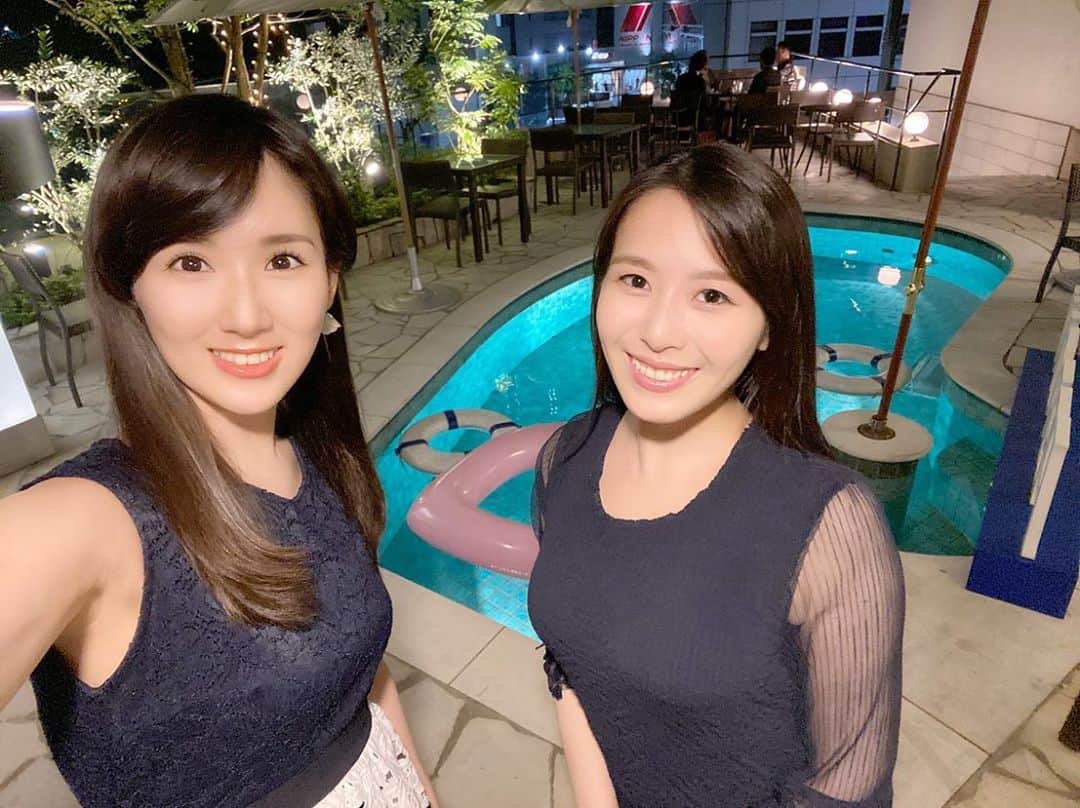 谷中麻里衣のインスタグラム：「Fun times 🥰 . 碧ちゃんとの色々💕 テラスはじめ換気の良いところを開拓してます✨ . プリクラみたいな機械、グリーンバックじゃなくても顔認証で背景を消すの😮 後ろを通ったマスク男性まで認識されててビックリ！ いっしゅん背後霊かと思いました😱笑 顔を隠して認識されるか遊んじゃいました💕 . #玉木碧#プール#ミラースナップ」