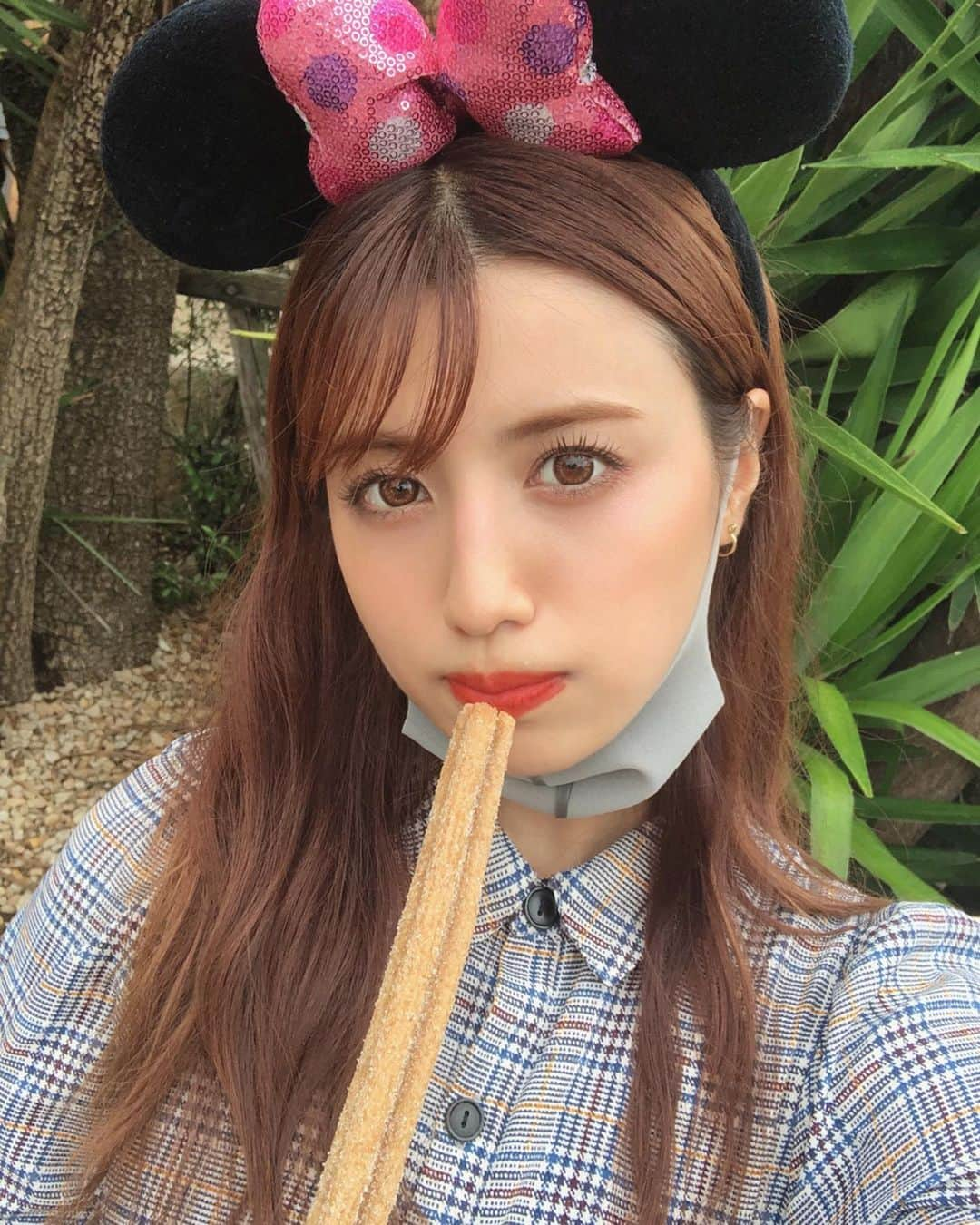 御子柴かなさんのインスタグラム写真 - (御子柴かなInstagram)「チュロスは永遠に食べ続けられますね。はい。😗😗😗 （湿気で髪の毛オワタ^_^）」9月16日 19時59分 - kanakana2510