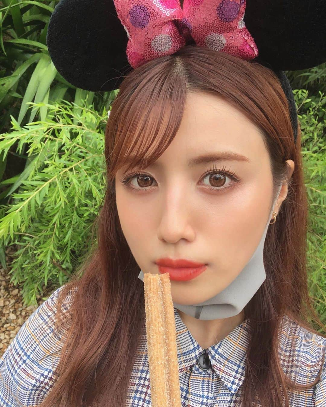 御子柴かなさんのインスタグラム写真 - (御子柴かなInstagram)「チュロスは永遠に食べ続けられますね。はい。😗😗😗 （湿気で髪の毛オワタ^_^）」9月16日 19時59分 - kanakana2510