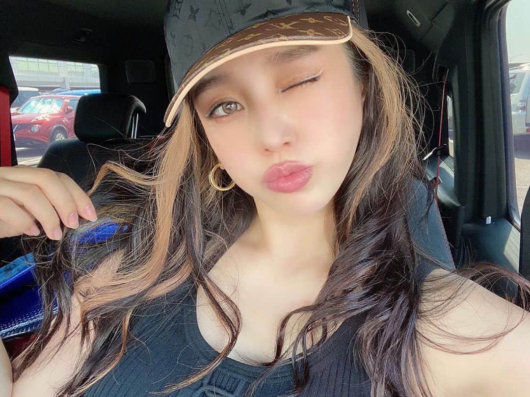 megbabyのインスタグラム：「今年の夏もすこしギャルになれたので思い出写真を1枚載せておこう👩🏼 . 🧢 @louisvuitton」