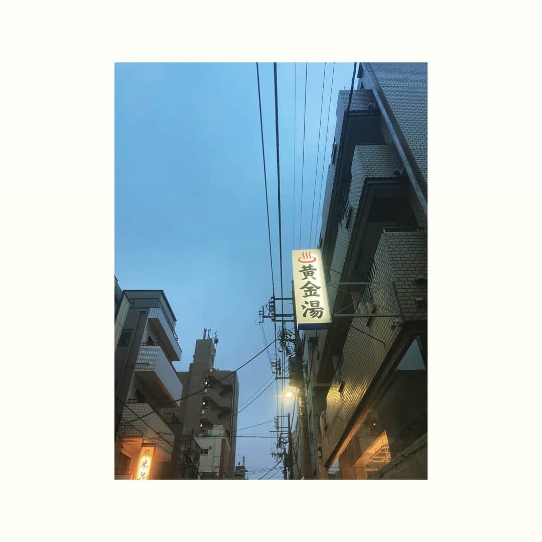 journaleatripさんのインスタグラム写真 - (journaleatripInstagram)「downtown public bath  仕事がちょっと早く終わったら 下町目指して銭湯へ。 . ほしよりこちゃんが描く銭湯絵は 男湯から女湯まで 絵巻物語りのように 生まれて、たくさんの手であやされ育てられ、 成長して出逢い恋して伴侶を得て家族を持つ。 そんな人の一生が猫とともに描かれている。 世代も超えてみんなで裸になって仲良く湯船に浸かればどの時代も同じ、"ア〜いい湯"だな。 . 眺めていたらほしよりこちゃんの内なる人柄も 重なり気持ちもほかほか温ったまる。 ご近所さんが羨ましい。  ご機嫌でそのまま下町巡り。  #tokyoeatrip #黄金湯」9月16日 20時04分 - eatripjournal
