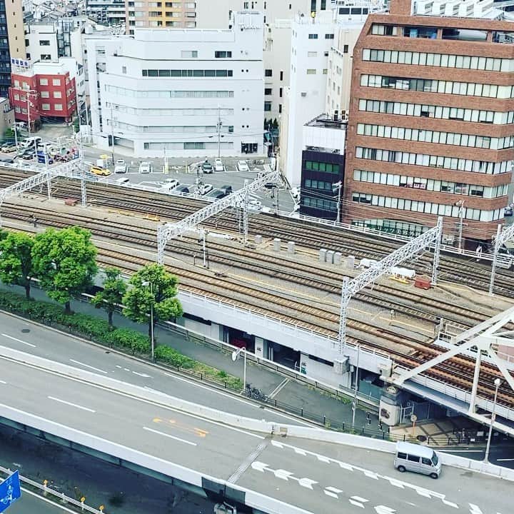 のインスタグラム：「ホンマに載せるものがないからこうなるよね。 マルーン三連星（昼）  #腰椎椎間板ヘルニア  #術後5日  #阪急電車  #マルーン色の電車」