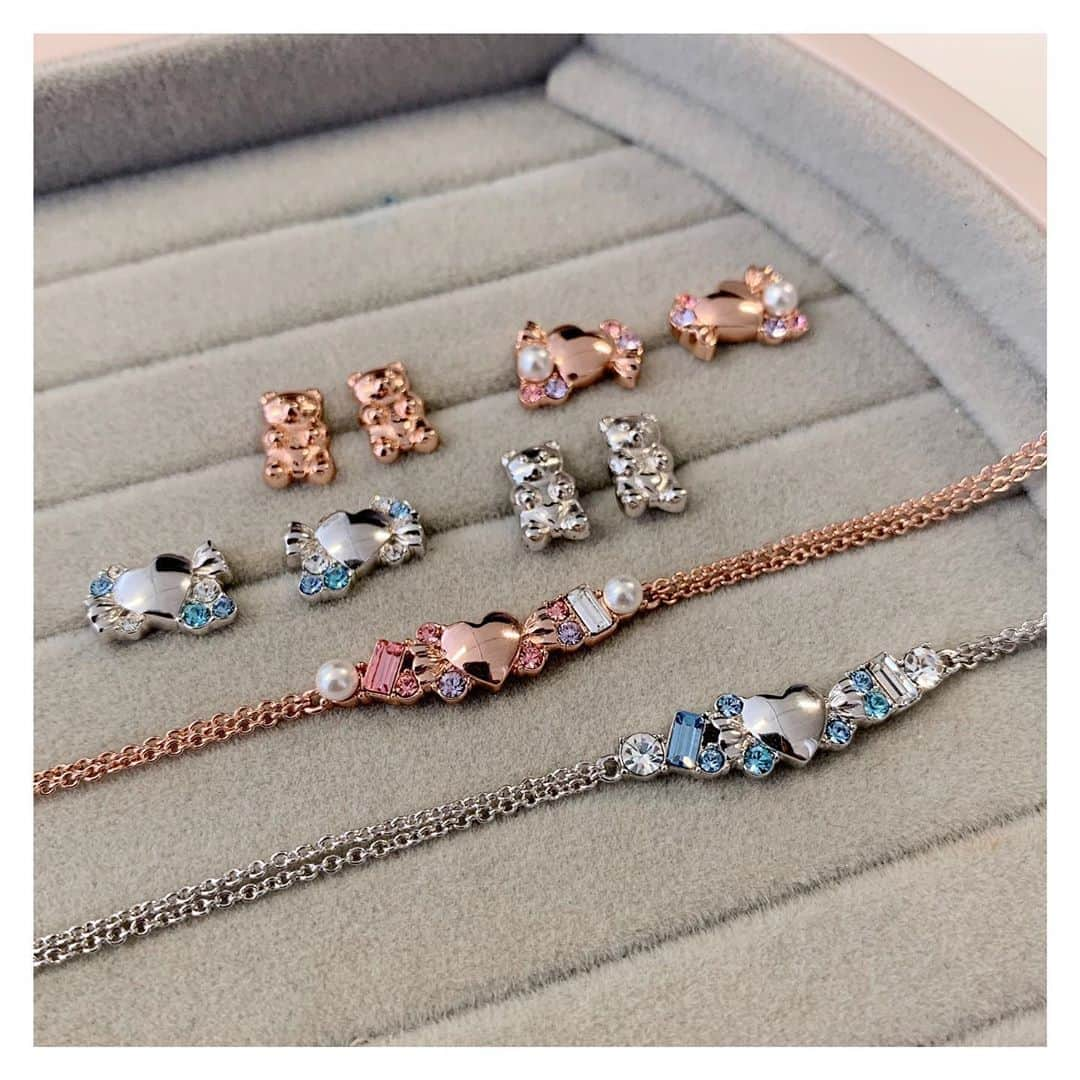 Olivia Burtonさんのインスタグラム写真 - (Olivia BurtonInstagram)「Rose Gold or Silver? 🐻🍭💗🍬✨ #OliviaBurtonCandyShop #GummyBears #NewCollection #LimitedEdition」9月16日 20時05分 - oliviaburtonlondon