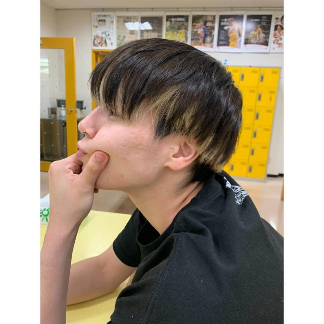 のインスタグラム：「皆さーーん！ 開幕戦の準備はできてますかー🤪？ 開幕まであと2日🏀🏀楽しみですね〜🔥  #髪の毛伸びたね〜 #切ろうか〜 #染めようか〜」