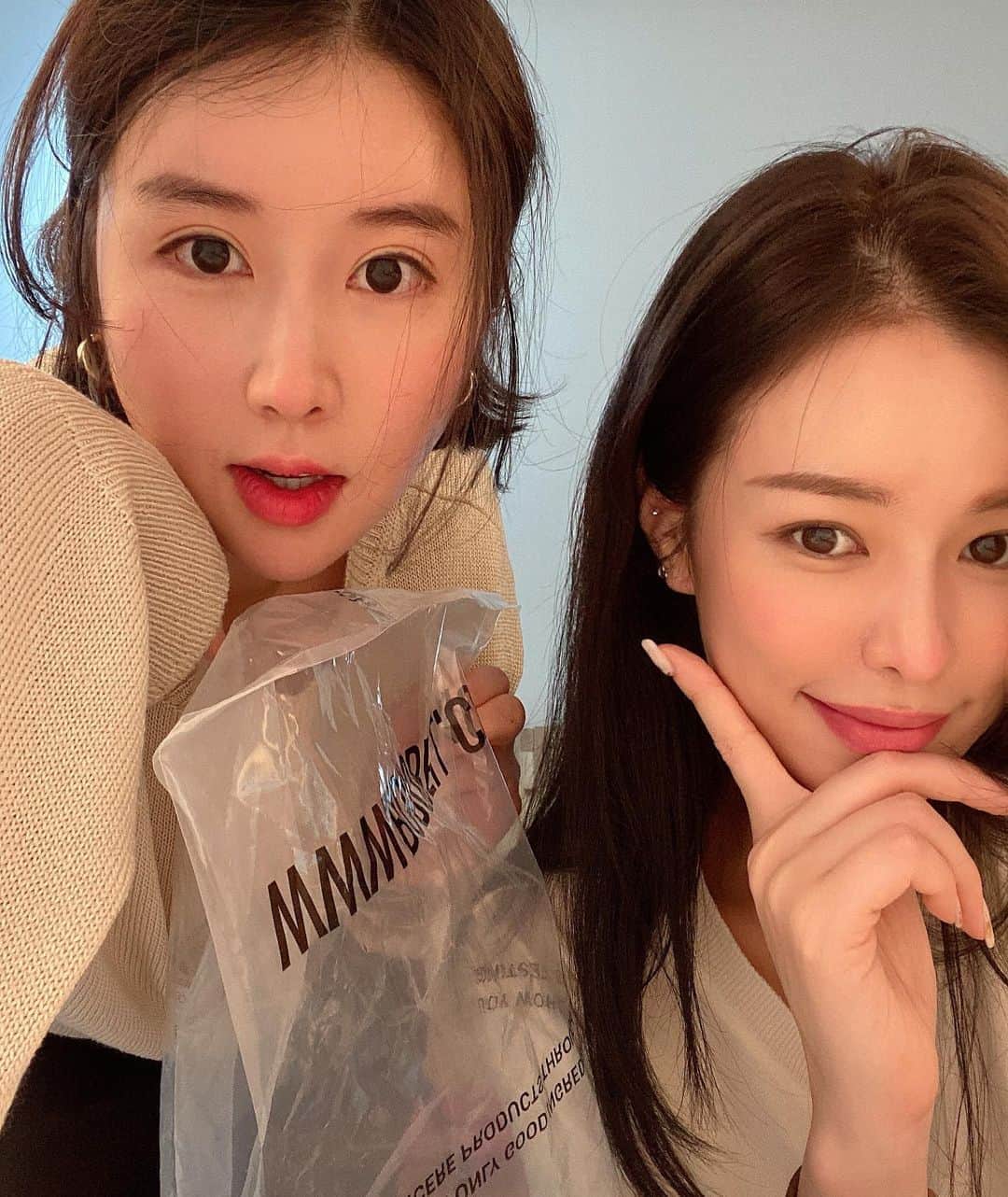 クォン・スジョンのインスタグラム：「울 영지몬이랑💚!! 이번주 아쥬 바뿌고 힘차게 달리는 중 입니답. 속눈썹 영양제 오픈은 조금만 기다려주세요오🤙🏻   #로로벨 #트윙클미스트 #비파데이션 #와와치약 😚」
