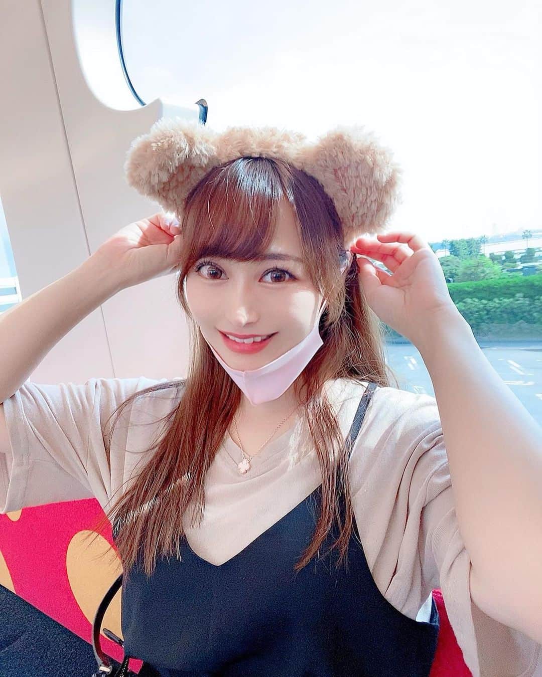 YU-RIのインスタグラム：「🐭🏰✨ ディズニーの電車って 乗ってるだけで幸せ🧚‍♀️💓💓」