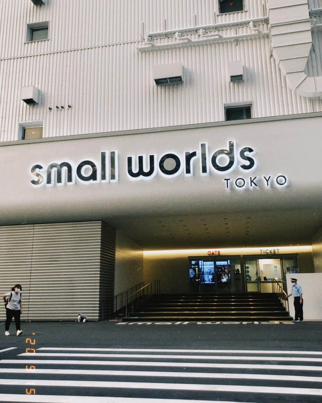 si ouxさんのインスタグラム写真 - (si ouxInstagram)「とても感激したのでストーリーズだけでなくフィードでもシェアしておきたい！﻿ ﻿ 有明にできた世界最大規模のミニチュアテーマパーク、SMALL WORLDS TOKYO @smallworlds_official にご招待いただき行ってきました。﻿ ﻿ 🌃﻿ いろんな世界がミニチュアで再現されている！﻿ セーラームーンエリアは劇中の舞台・麻布十番(たぶん90年代の頃の街並みを再現してるとおもう)、エヴァンゲリオンエリアは第3新東京市、関西国際空港エリアに宇宙センターなどめちゃ広い。﻿ ﻿ 🔍﻿ ETっぽいのとかビートルズみたいなのとか、よーく見るといろいろいる…！高田純次さんも麻布十番エリアにいました。好きです、じゅん散歩。﻿ 立体版ウォーリーを探せ！って感じで散策できて、子供も大人もたのしい。﻿ ﻿ ⚠️﻿ あとこれは超驚いた点、こんな精巧な作品がガラスケースとかの覆いもなくノーガードで展示されてる。わずかな塗料のにおいを確認できるほど。(鼻が過敏)﻿ ﻿ だから光の写り込みもなくゼロ距離でミクロの世界が撮れる！撮影はもちろんOK(大掛かりなものはさすがにだめ)﻿ 観覧者のモラルと撮影者のセンスが試されている…！！！﻿ そしてそんな写真のコンテストをいま開催していて、優勝者には賞金もでる！﻿ ﻿ 📸﻿ 詳しくは→ @smallworlds_official ﻿ 参加作品は→ #スモールワールズフォトコン ﻿ ﻿ 第一回の審査員はドリームあやちゃんで、彼女のミニチュアモデルも麻布十番エリアにいる…！火野レイの火川神社のとこ。*写真5枚目参照﻿ ﻿ 👩‍👧﻿ 好きなエリアの住民権を取得して自分のミニミニ分身を置けるプランもある！(1年間)﻿ 私もミニチュアになるべく身体スキャンしてきた。*8つめの動画参照﻿ 出来上がりがたのしみ！﻿ ﻿ #PR﻿ ﻿ P.S. 来週またプライベートでも行く予定。」9月16日 20時07分 - si_oux