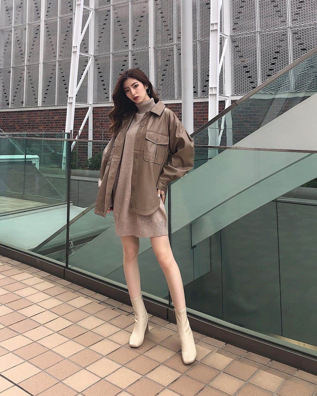 のインスタグラム：「. . たまにはこんな感じもあり✌️ . レザーは今年絶対重宝😏❤️ どのカラーもめっちゃ可愛くて 迷う迷う〜😅 . #MURUA#murua_snap#murua_by_staff#code#fashion #ムルーア#シンセティックレザーシャツブルゾン#レザーシャツ#ブルゾン#トレンド#コーデ#ファッション」