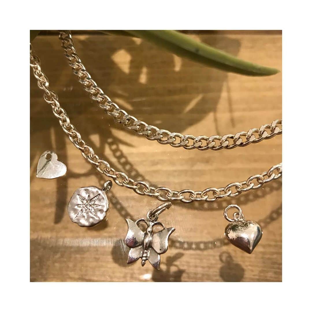 BOX CHARM Industryのインスタグラム：「こんばんは☺️  シルバー925製のチェーンとチャームです！ シンプルなものほど良い素材で！！ . .  #boxcharmindustry #boxcharm #handmade #accessory #handmadeaccessory #custom #silver #silver925 #necklace #bracelet  #ボックスチャームインダストリー #ボックスチャーム #ハンドメイド #アクセサリー #ハンドメイドアクセサリー #シルバー #シルバーアクセサリー #シルバー925 #ブレスレット #ネックレス #チェーンネックレス」