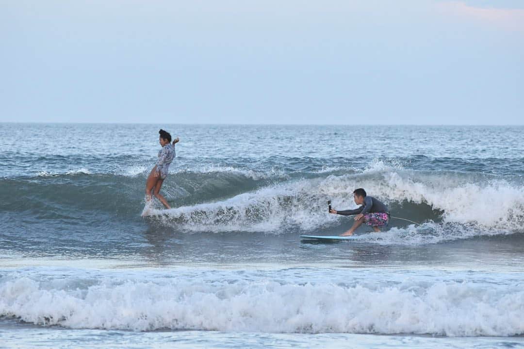 田岡なつみのインスタグラム：「みんなでサーフィンした、 楽しかった日💃  📷@masayaa125  📷@ar_nachichan  @amikumazoe  @ryouhei.taoka   #surfing#longboard#tinywaves#torami#chiba」