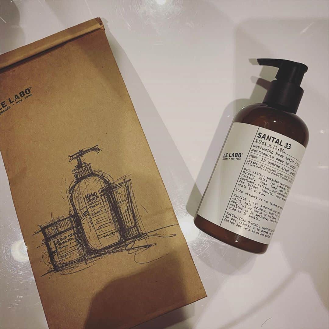 畑野ひろ子のインスタグラム：「気になっていた　@lelabofragrances  インスピレーションで気になったSANTAL33のボディーローションを。 その時によって、選ぶ香りを大切にしたい😌」