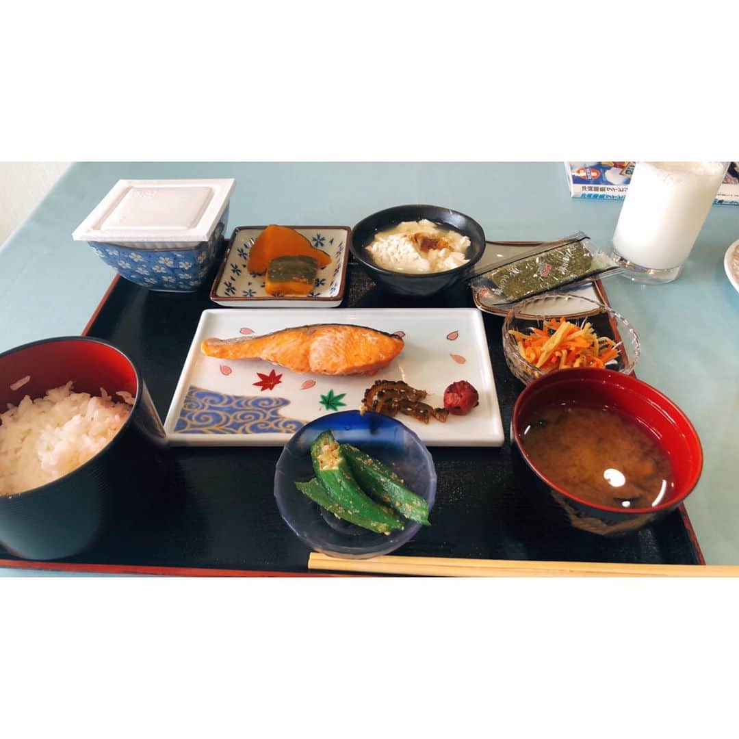ARAKAWAMEIさんのインスタグラム写真 - (ARAKAWAMEIInstagram)「. . 1日目のホテルは部屋からの景色が最高やったし、 ご飯も美味しかった🥺❣️ . 夜の飲み会も楽しかったね〜🐺🌙 . 見たことあるすっごい美人な人おるなと思ってたら @mai_tano さんも一緒のホテルやったみたい❤️ . #沖縄 #旅行 #夏休み #離島 #座間味 #座間味島 #座間味ビーチ #座間味ブルー  #ケラマビーチホテル #慶良間諸島  #慶良間 #慶良間ブルー #古座間味 #服の中に水着着てるのでおっぱい盛れてます」9月16日 20時21分 - 25mei25