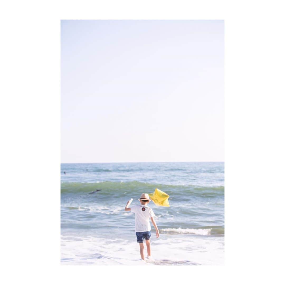 midicaphotoのインスタグラム：「夏終﻿ ﻿ 黄色の星のバルーンと海で﻿ ﻿ なんか黒ラベル🍻みたいだなと。﻿ ﻿ ﻿ 気温も落ち着いて﻿ 過ごしやすく、﻿ ちょい寒いくらいの感じです﻿ ﻿ ﻿ 最近、セイコーマートのガラナサワーにプチハマりしてます﻿ いくらでも飲めるからヤバい﻿ ﻿ ﻿ また海で撮影したいなー！﻿  ￣￣￣￣￣￣￣￣￣￣￣￣￣￣﻿ uruku photographyは﻿ 作り込まず  気張らず  ゆるりと﻿ 北海道札幌を中心に出張撮影をしています。﻿ ﻿ ﻿ 笑ってても  泣いてても﻿ 怒ってても  ぐずりまくってても﻿ その日そのままを全部ひっくるめて撮影します。﻿ ﻿ ﻿ ﻿ ちょっと気になることや、質問﻿ 不安なこと、雑談でもいいかも🙆‍♀️﻿ なんでもいつでもご連絡お待ちしてまっす﻿ ﻿ ﻿ ￣￣￣￣￣￣￣￣￣￣￣￣￣￣﻿ ﻿ uruku photographyの人と猫↓﻿ @chagecamera ﻿ @rei_shashin ﻿ @toro_chiro ﻿  #children_jp #札幌カメラマン #札幌カメラ部 #札幌 #札幌出張撮影 #札幌ママ」