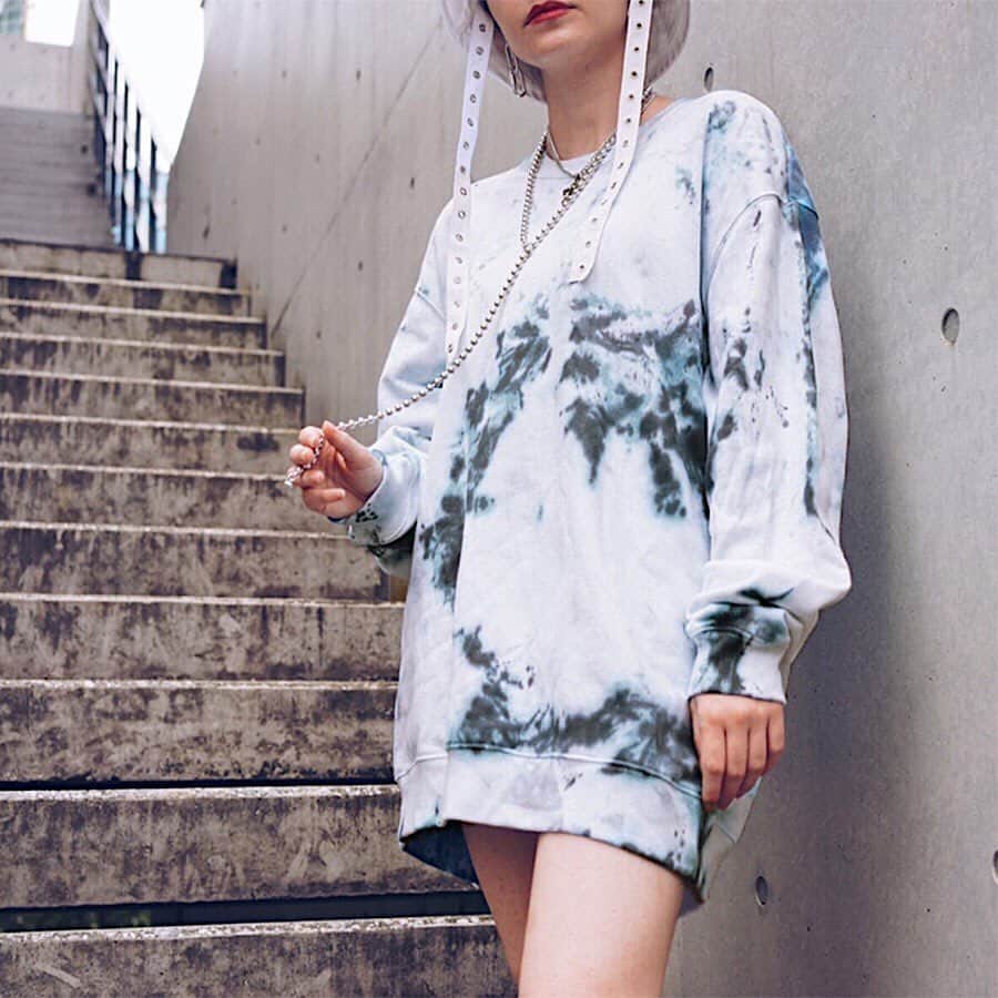 のインスタグラム：「#remake #sweat ———————————— . @gallerie_unique オリジナルのリメイクアイテムを展開。 Onlinestoreにてエッジィの効いたアイテムが新入荷しました❤︎ 中でも前回リリース時大人気で完売したオーバーサイズスウェットをピックアップ。 ストリート感を持たせトレンドのタイダイを落とし込んだバイヤーイチオシのアイテムです。  ☑︎ Remake Taidai Big Sweat（¥5,990+tax） ☑︎ Remake Taidai Cropped Hoodie（¥6,990+tax） ☑︎ Remake Taidai Big Hoodie（¥5,990+tax） . . . ———————————— #お問い合わせ番号w1769」