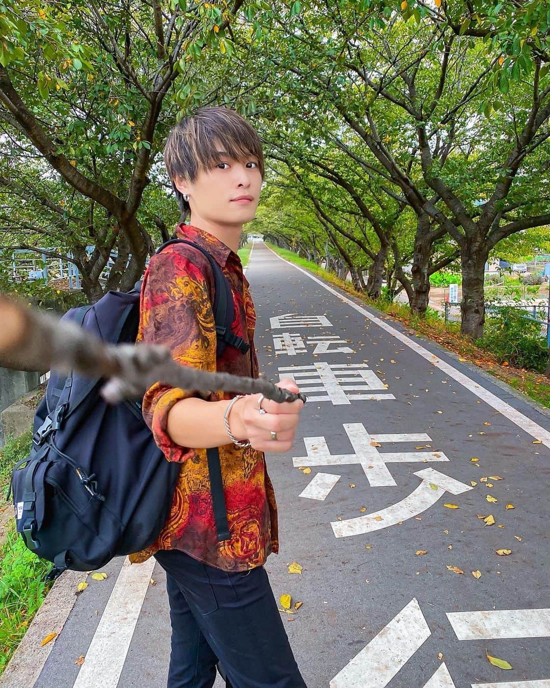 ゆうやのインスタグラム：「冒険家やなぁ⛰🍃 最近涼しくて最高！！！！」